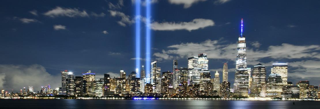 纽约的天际线与世界贸易中心的灯光照亮了夜空