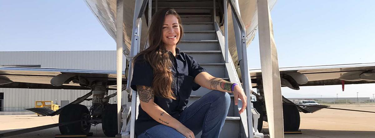 航空专业学生凯瑟琳·佩纳(Kathryn Pena)坐在飞机后面的楼梯上
